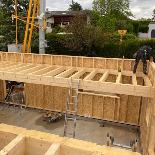 Ouvrier qui travaille sur la construction d'une maison en ossature bois